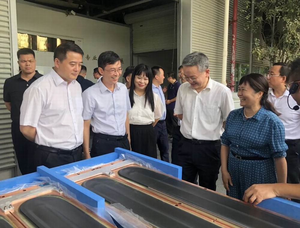 中國(guó)工程院院士專(zhuān)家團(tuán)蒞臨集團(tuán)旗下晶聯(lián)光電調(diào)研考察
